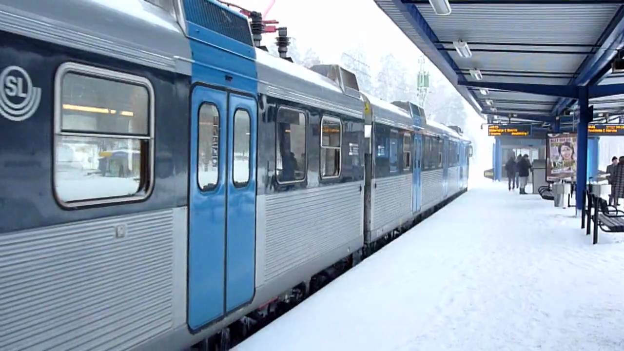 X10 pendeltåg i Tullinge/X10 commuter train in Tullinge, Stockholm