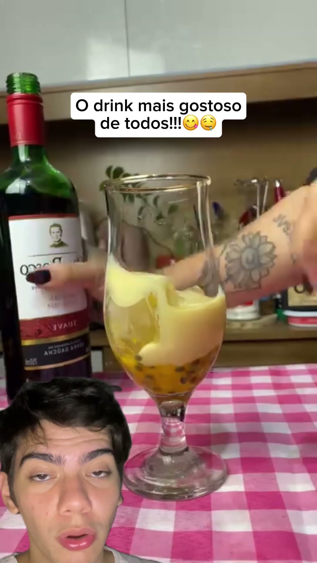 Batida de vinho perfeita! ?? Maracujá, leite condensado e gelo. Quem vai testar? ?