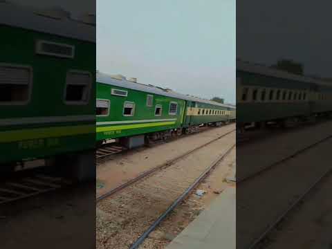 Tezgam 7up is passing through Drig Road Pakistan Railways