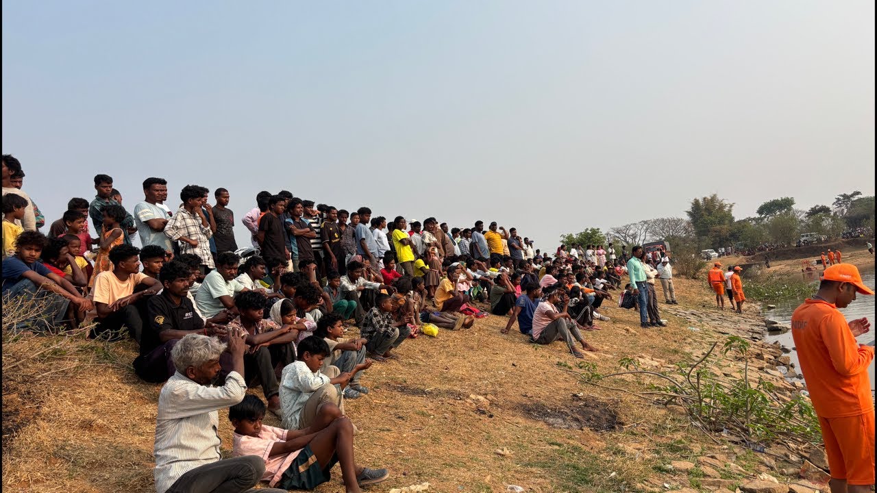 खूंटी के कामांता डैम में एनडीआरएफ के गोताखोर बॉडी ढूंढ़ रहे हैं