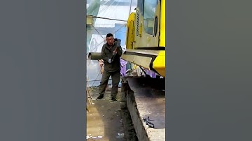 The process of dismantling an excavator = good tools can increase efficiency