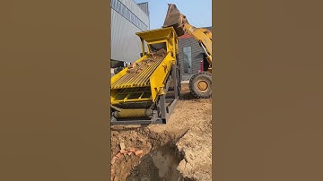 Mobile double-layer vibrating stone screening machine#vibratingstonescreeningmachine