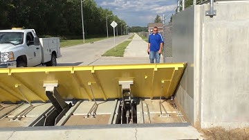 Horizontal Automatic Lifting Flood Barrier: Hydraulic Lift Option
