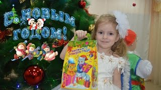 VLOG: Утренник в детском саду Варенька рассказывает стихи деду Морозу и получает подарок VLOG: Утренник в детском саду Варенька рассказывает стихи деду Морозу и получает подарок
