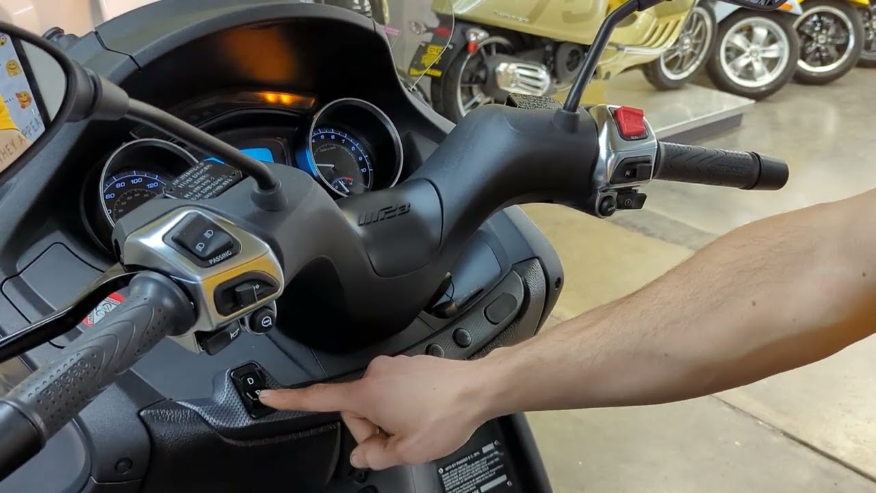 How to Use Reverse: 2022 Piaggio MP3 500 HPE Sport Advanced USA