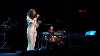 Yunan şarkıcının Çeşme'deki konserinde dostluk rüzgarları esti