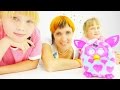 Видео для детей. Маша Капуки кормит Фёрби и Китти