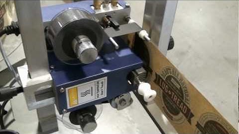 Orienting front and back labels using locating lug