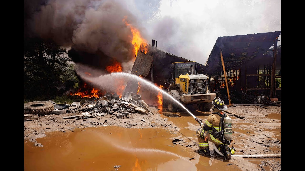 Пожарно-спасательное управление Джексонвилла борется с пожаром автомобиля, который охватил коммер...