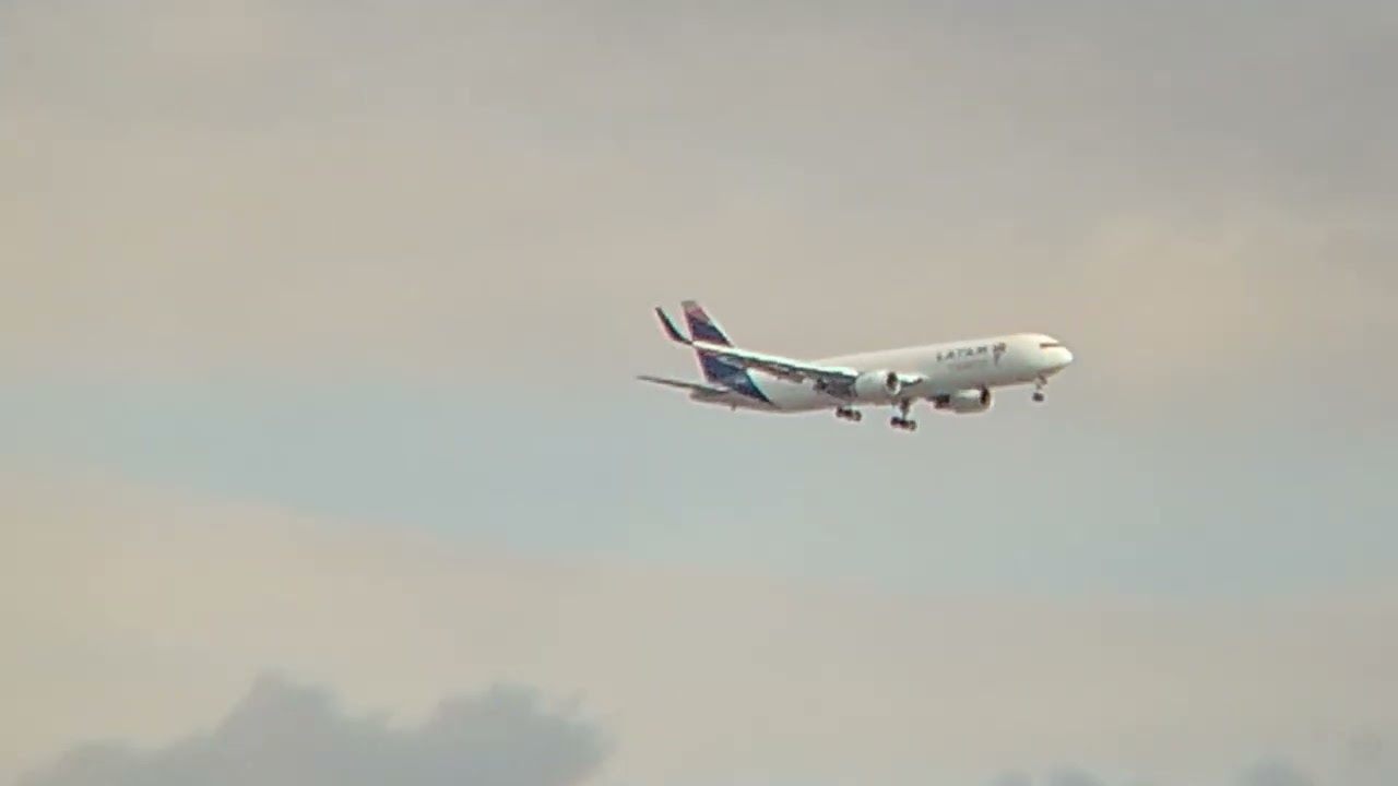 B777 DA LATAM FAZ UMA DECOLAGEM IMPRESSIONANTE PARA DESVIAR DA CHUVA!!!!!