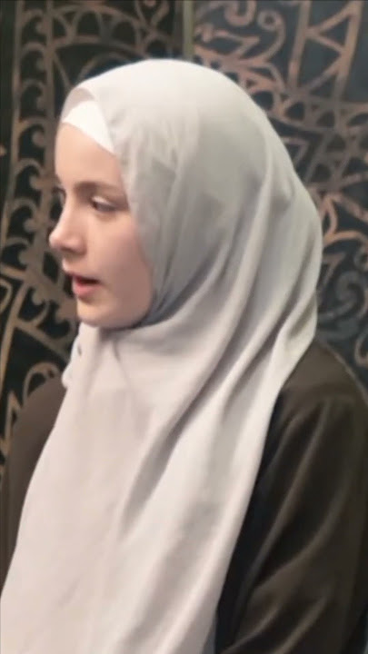 wanita cantik hampir menangis saat bersyahadat
