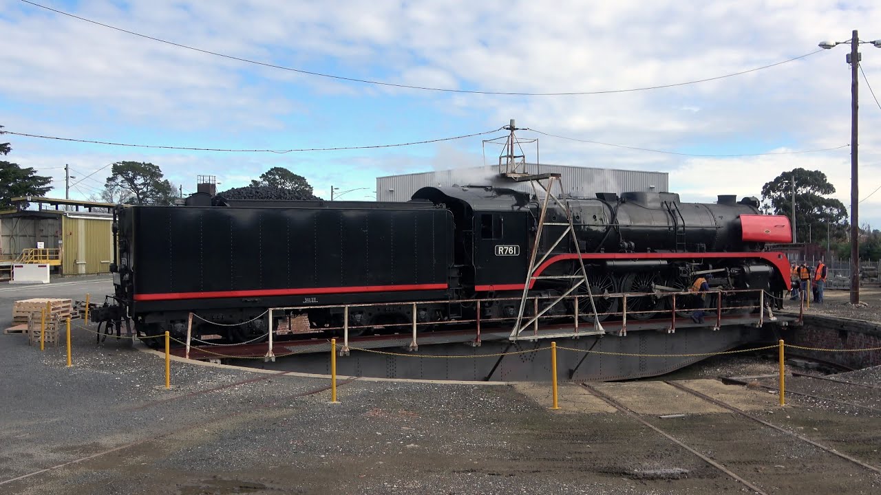 THE BALLARAT RAILWAY TURNTABLE Steam Engine R761 takes a spin and
