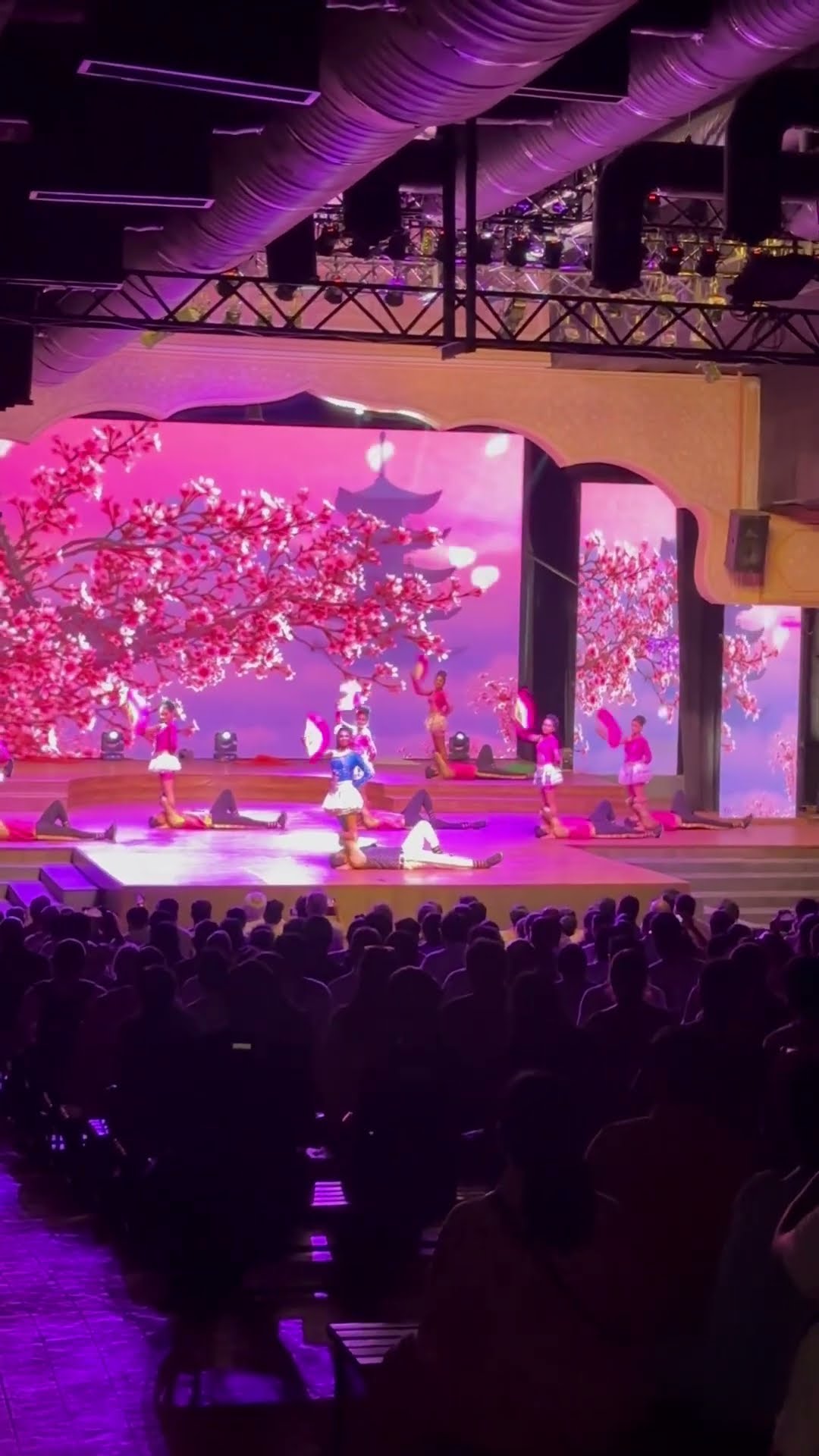 Amazing Dance performance. Wait for end #trending #dance #travel - YouTube