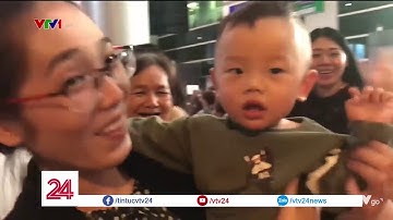 Sân bay Tân Sơn Nhất đông nghịt người đón Việt kiều về quê ăn Tết | VTV24