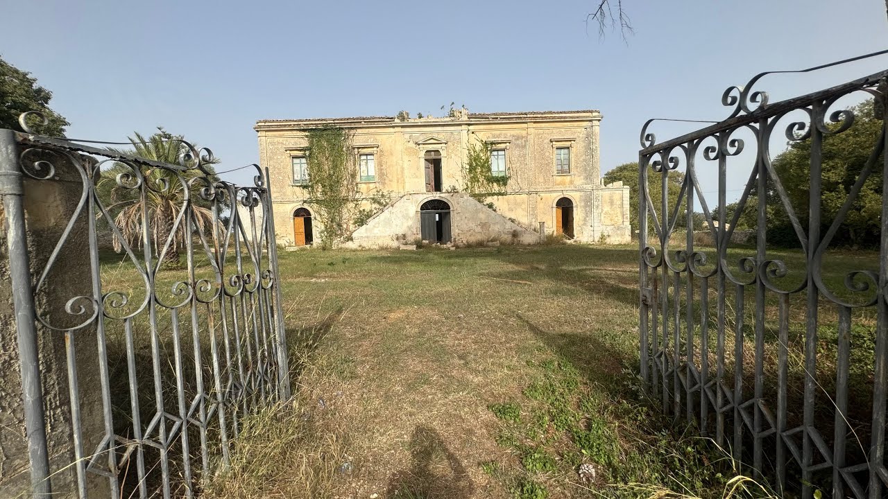 CASA IMMENSA ARREDATA ABBANDONATA