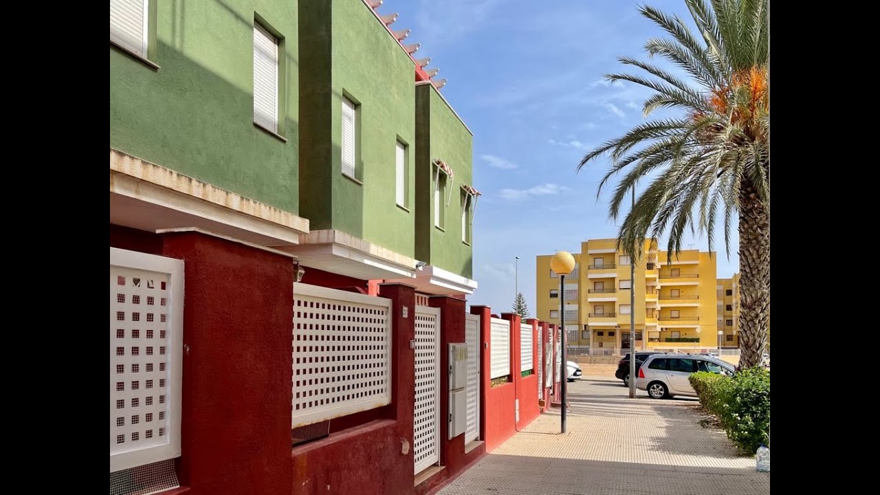 Una casa tipo Ikea para vivir en la playa. Con Garaje, jardín y terraza en Santiago de La Ribera