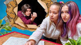 видео: ПОБЕГ из Картонной Школы! Карамелькины картинка: ПОБЕГ из Картонной Школы! Карамелькины