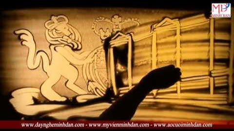 Nghệ sĩ Trí Đức trình diễn nghệ thuật vẽ tranh bằng cát