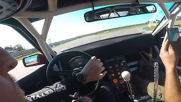 Video desde drones de carrera del trueno ae86 drifteando en el pinar
