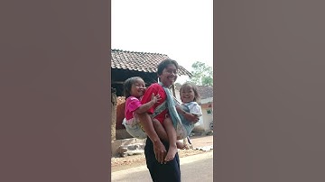 lucunya ayah gendong dua anaknya yang kembar