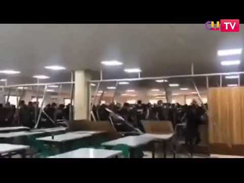 Iran, studenti buttano giù il muro divisorio di genere nella cafeteria dell'Università Hormozgan