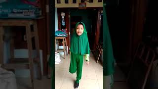 Della dan eka adalah seorang atlet yang sedang berlatih meloncat ...