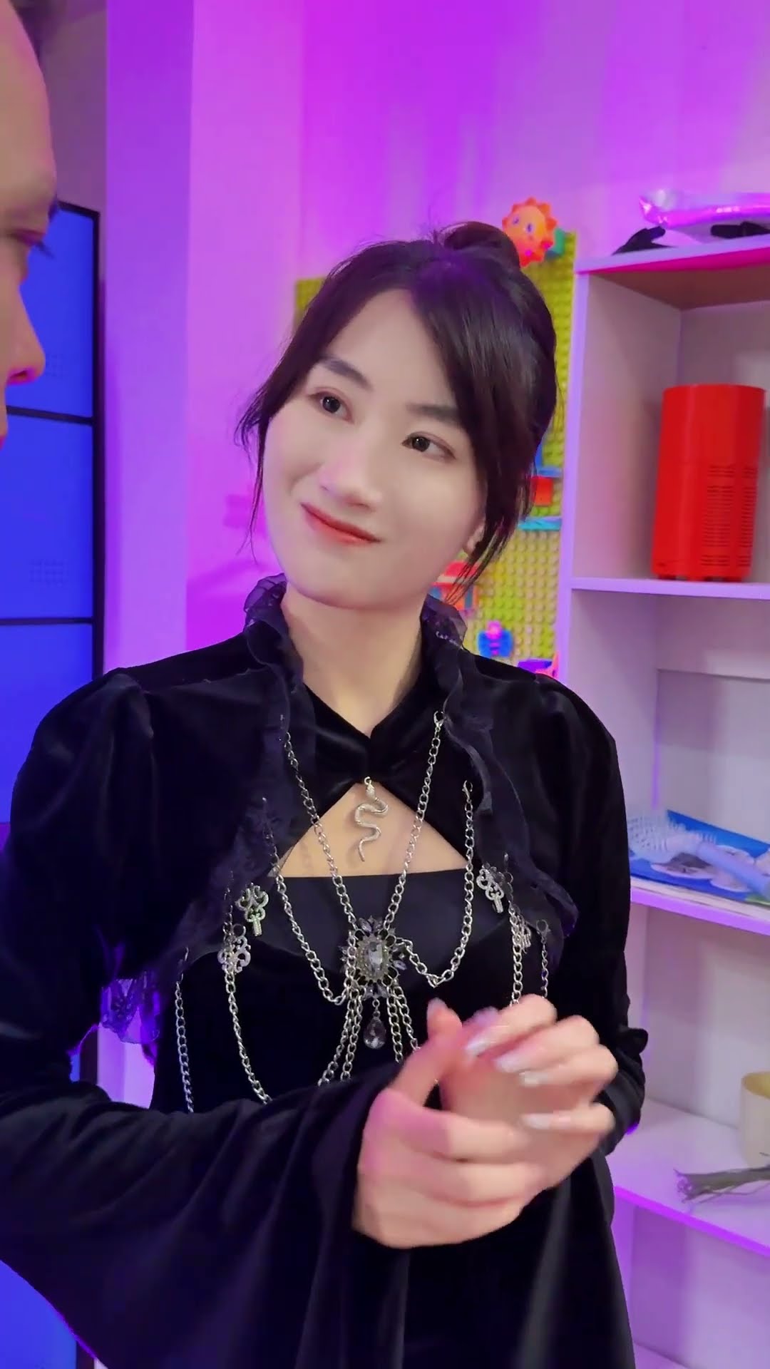 贪心的小丑被黑白天使打了。#天使 #小丑 #超人不会飞