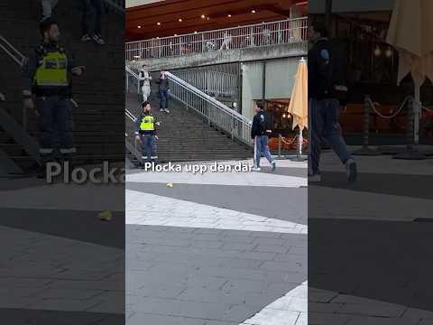 SKRÄPAR PÅ STAN