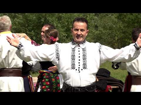 Lung e drumul si batut