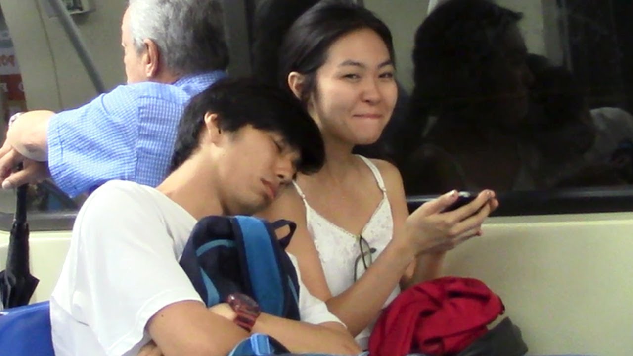 DORMINDO NAS PESSOAS DO METRÔ