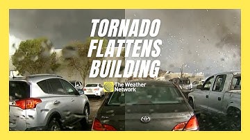 Dashcam legt moment vast waarop krachtige tornado een heel gebouw platwalst