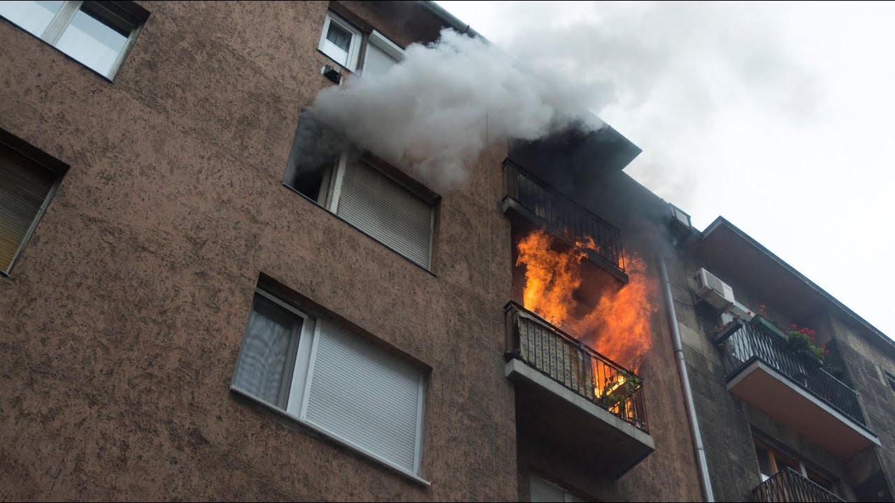Lakástűz oltása a Vaskapu utcában | TŰZOLTÓK BEVETÉSEN