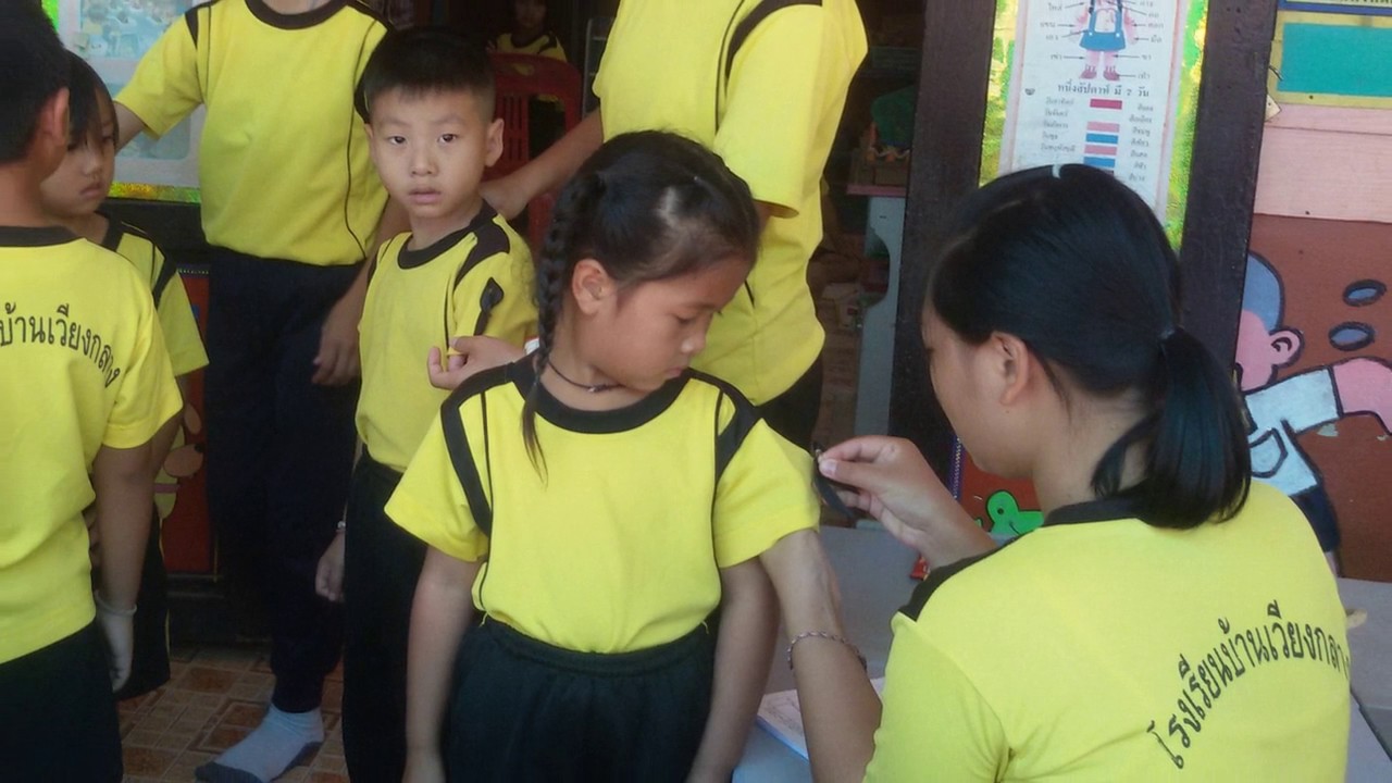 โรงเรียนบ้านเวียงกลาง สพป ชร 1 จัดทำริบบิ้นโบว์ดำไว้ทุกข์