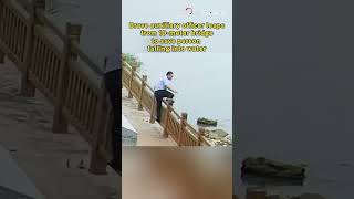 Brave auxiliary officer leaps from 10-meter bridge to save person falling into water