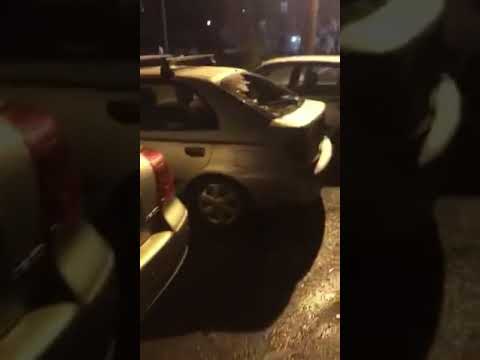 Σπασμένα αυτοκίνητα έξω από το Βικελίδης (1)