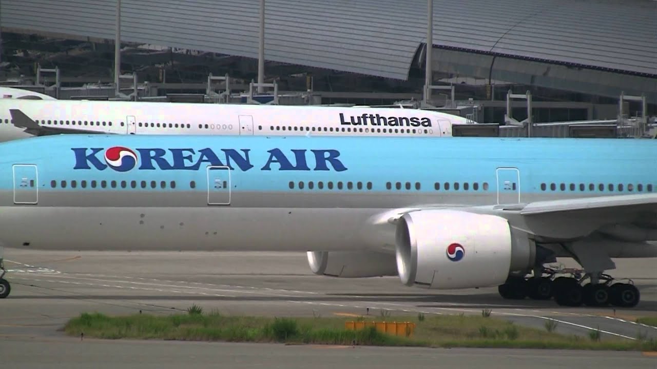 Korean Air Boeing 737-900 & 777-300ER Take off at Osaka
