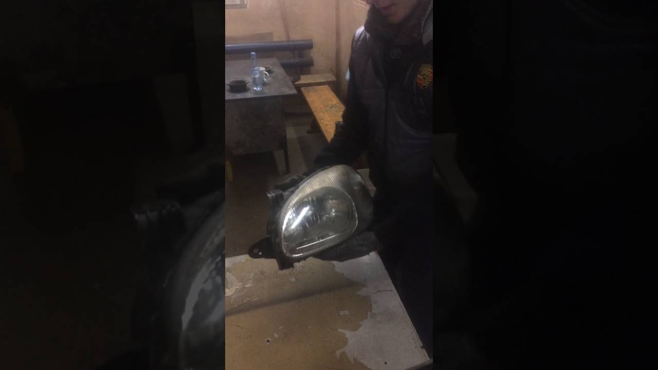 Снять стекло с фары