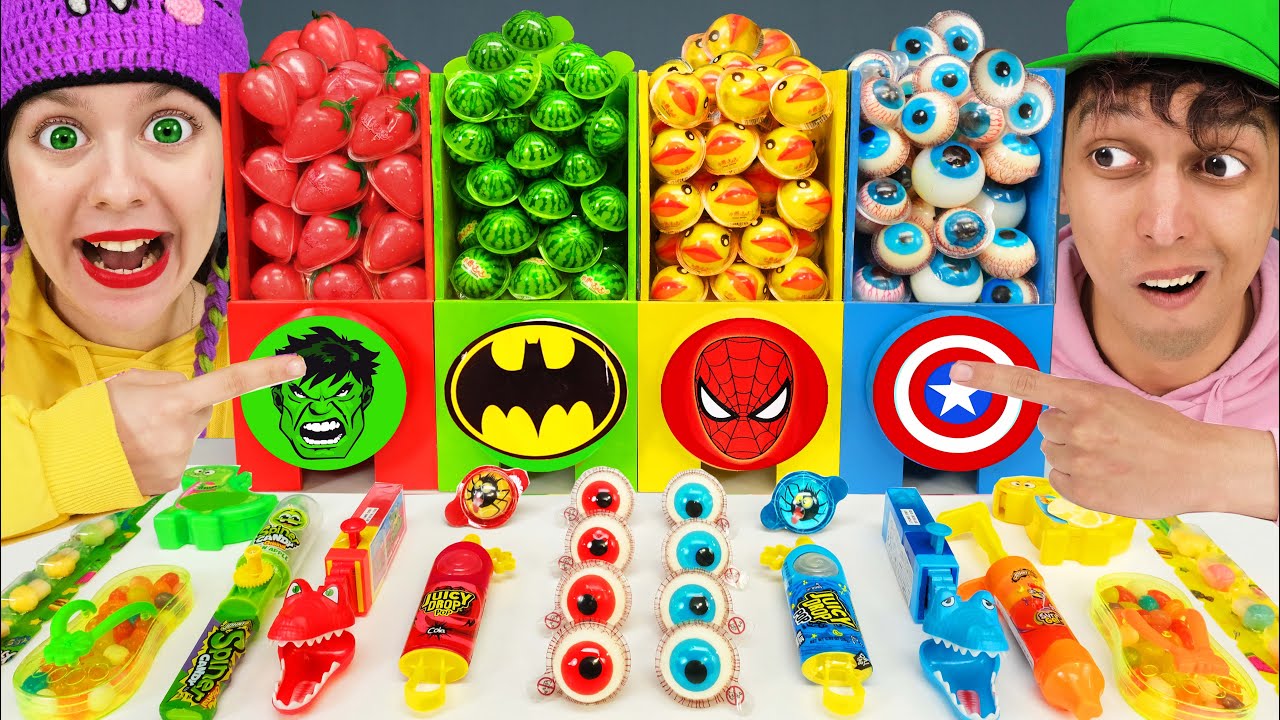 Mystery GIANT CANDY Machine Challenge 미스터리 캔디 챌린지 Superhero Mukbang by Choko