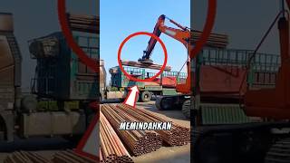 excavator magnet memindahkan pipa besi