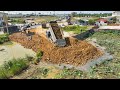 Technique land filling tump truck 25ton by bulldozer kumatsu push rock stone