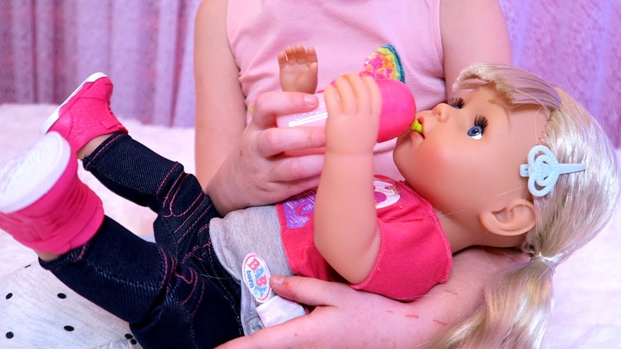 Девушка играет кукла