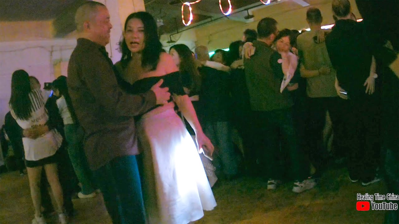 和美女一起跳舞，舞厅有很多温柔的舞女