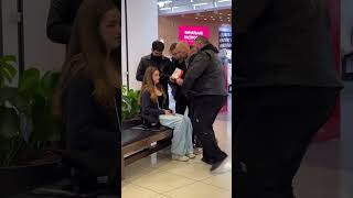 Cette Fille Se Fait Agresser Par 5 Hommes