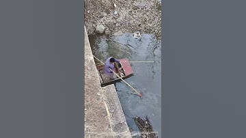 Cara Berbahaya Menggunakan Alat Pancing Listrik Untuk Memancing Di Sungai Dengan Perahu!