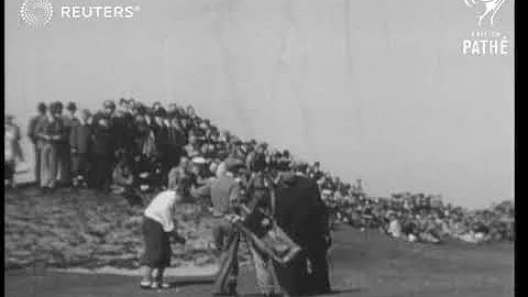 Alfred Perry wins British Open golf championship (...
