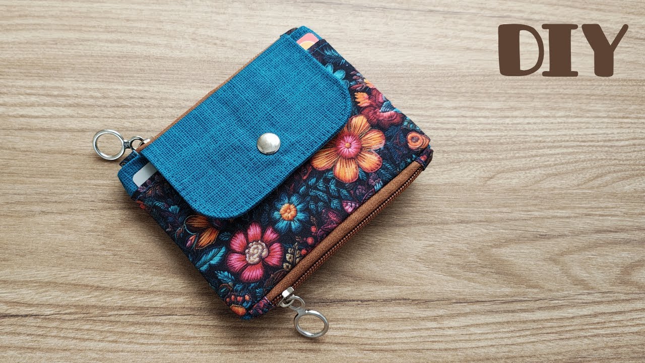 Carteira de tecido com vários bolsos