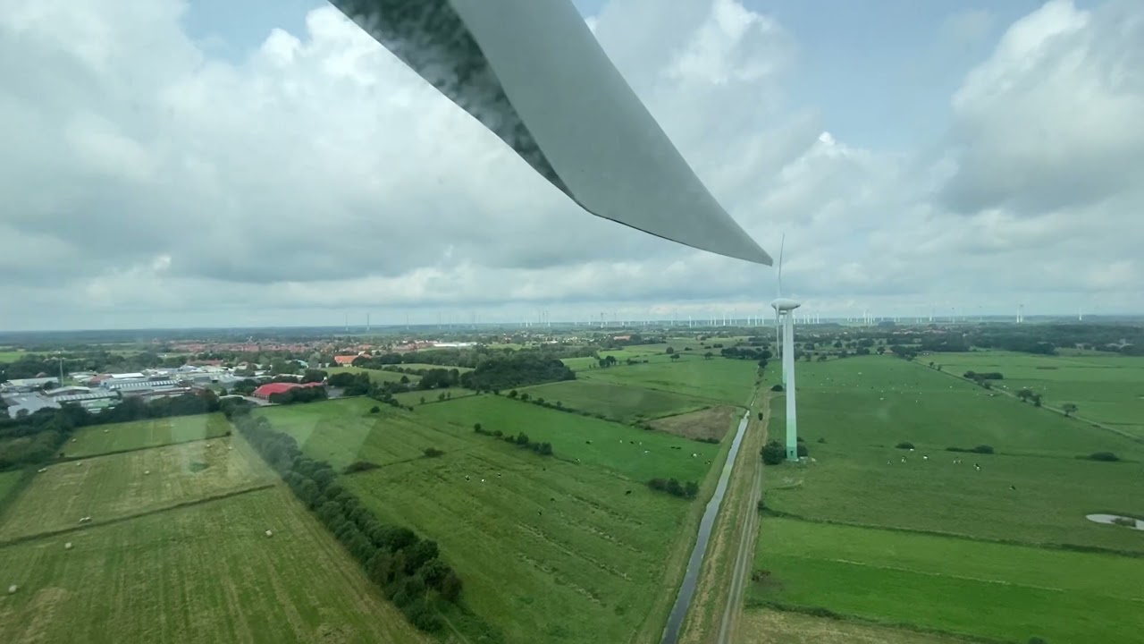 Begehbare Windenergieanlage Windkraftanlage Windrad im Windpark Holtriem / Enercon E-66