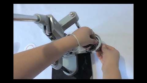 bottle opener keychain-How to use a button machine?