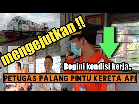 Petugas Jaga Palang Pintu Kereta Api