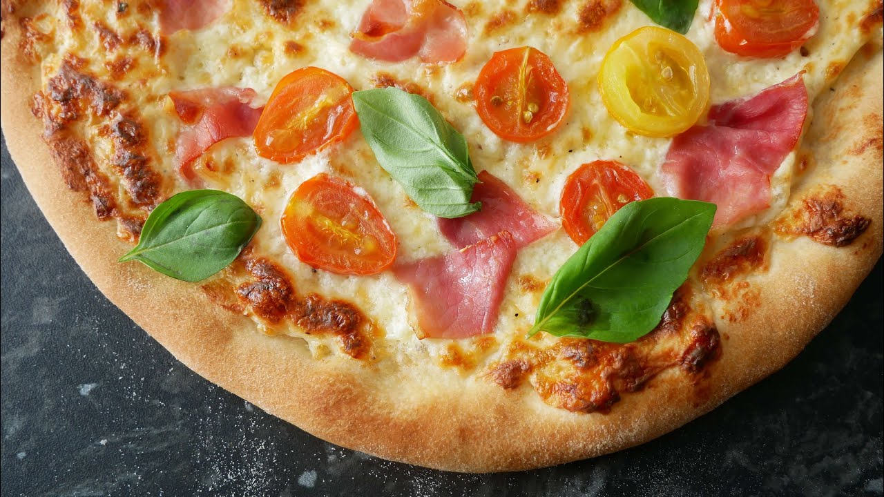 Weiße Pizza mit Schinken (Rezept) || White Pizza with Ham &amp; Tomatoes ...